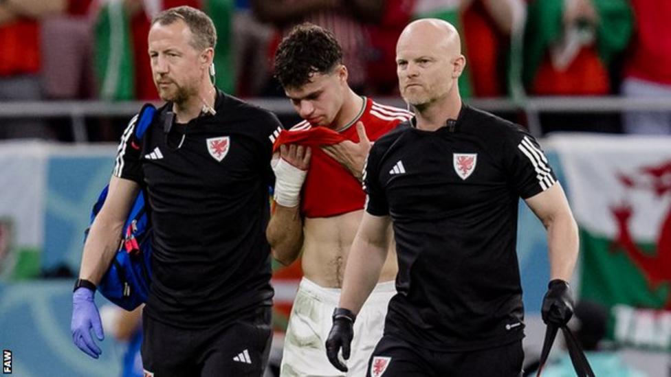 World Cup 2022: Neco Williams head injury – Wales’ Robert Page defends decision